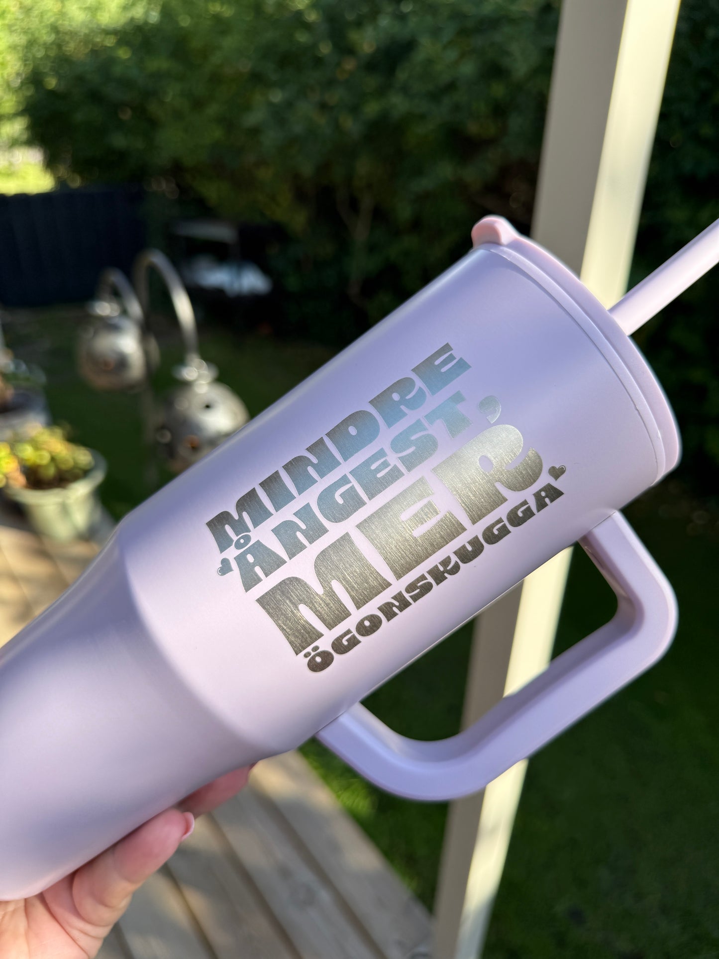 To go mugg: Mindre ångest, Mer ögonskugga
