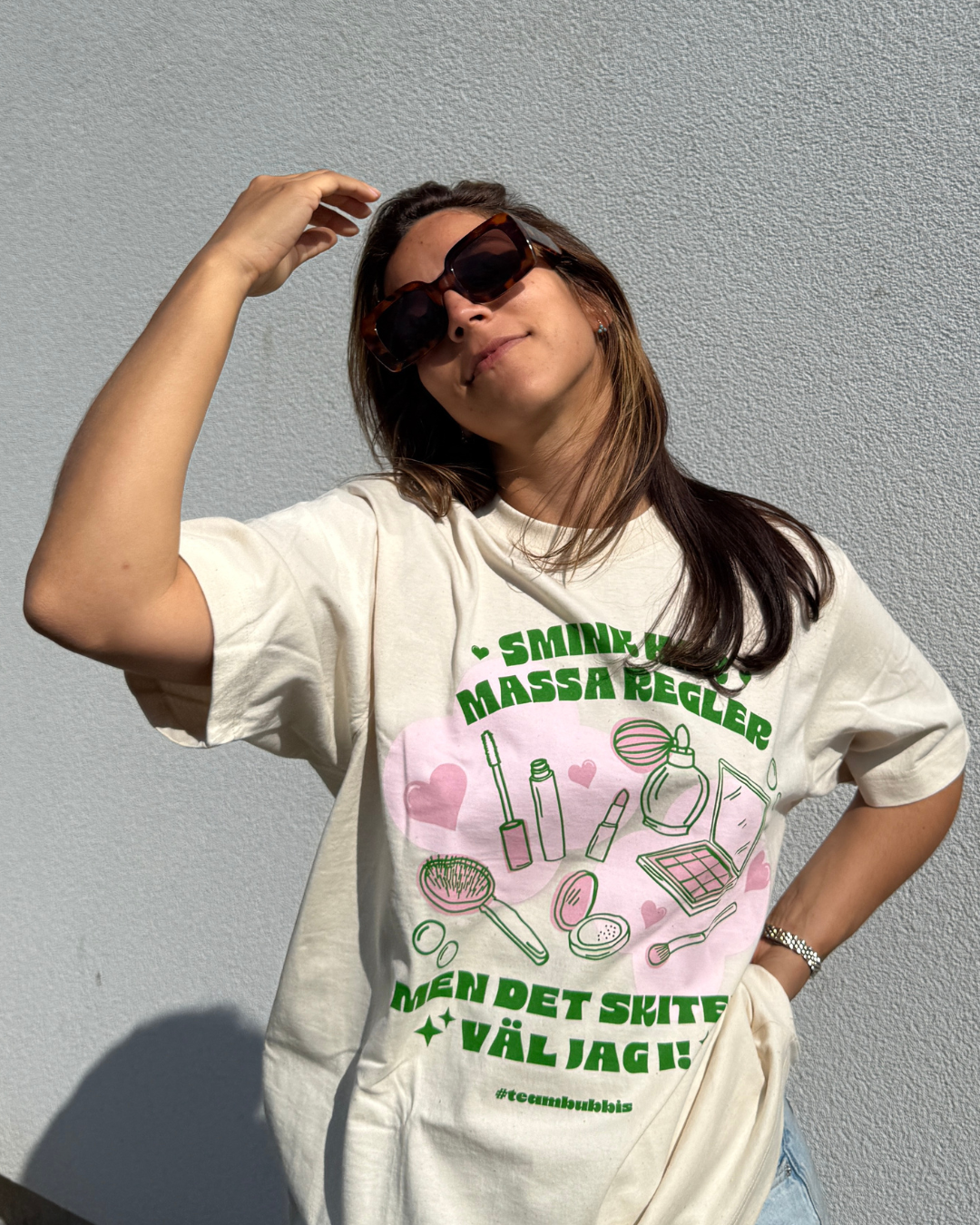 DET SKITER VÄL JAG I beige T-shirt