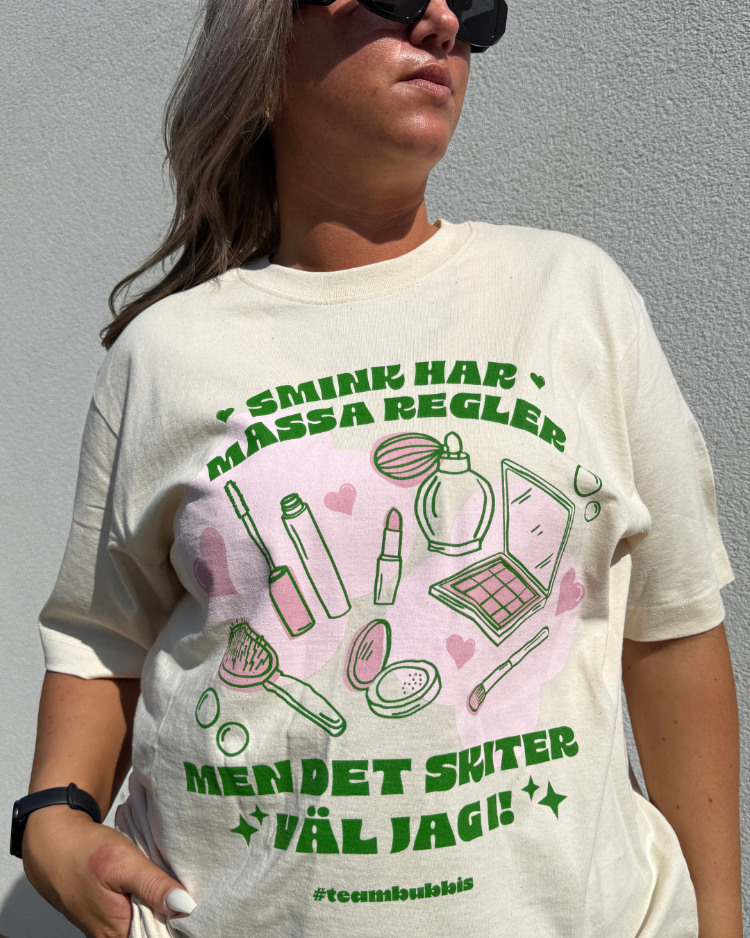 DET SKITER VÄL JAG I beige T-shirt