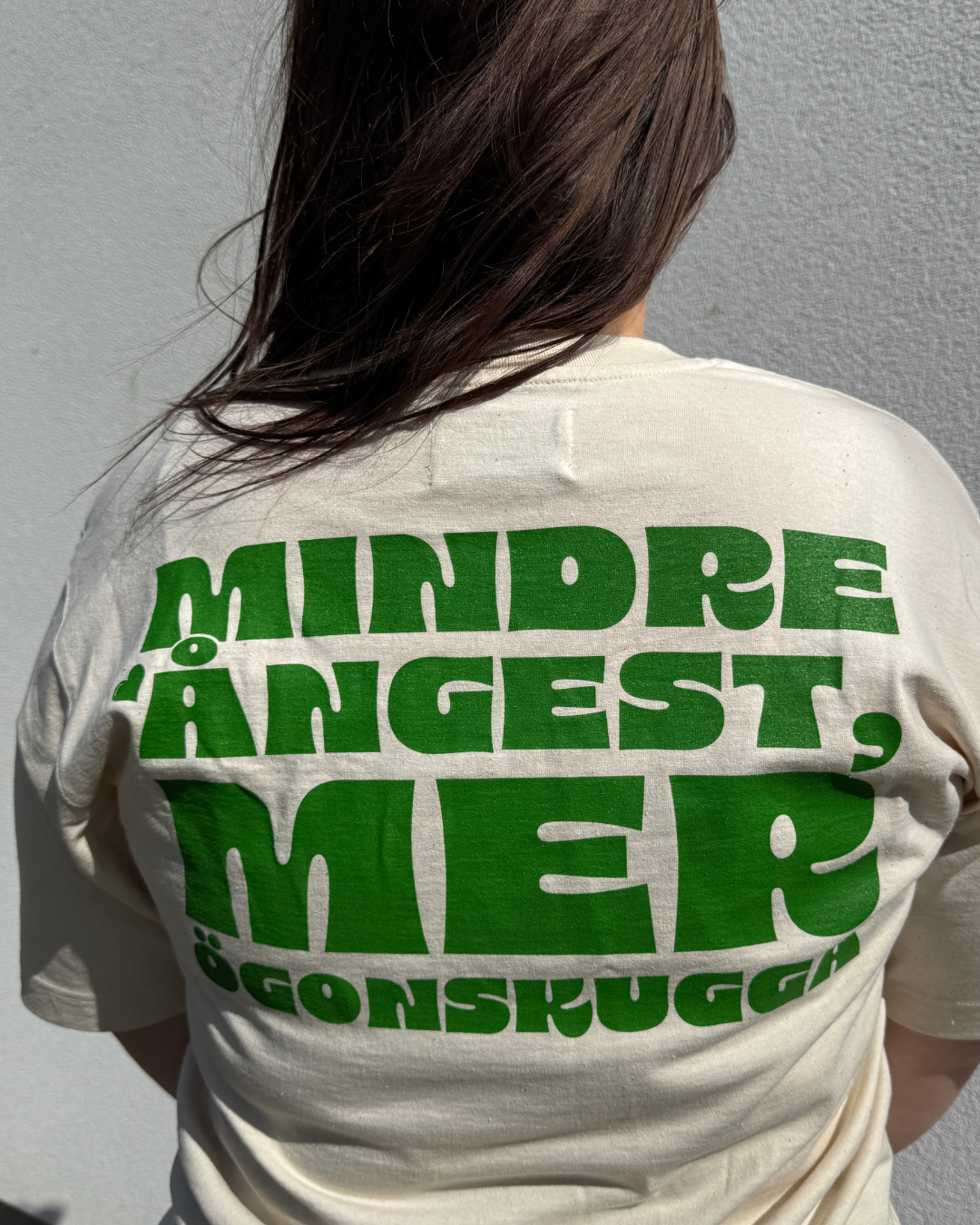 DET SKITER VÄL JAG I beige T-shirt