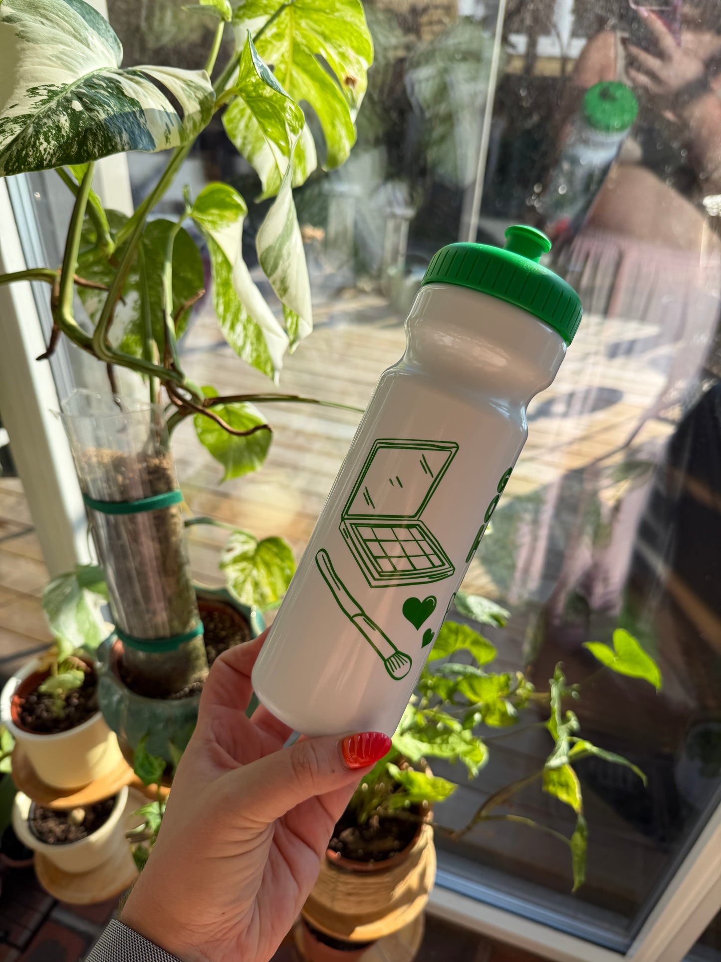 Vattenflaska med grönt tryck