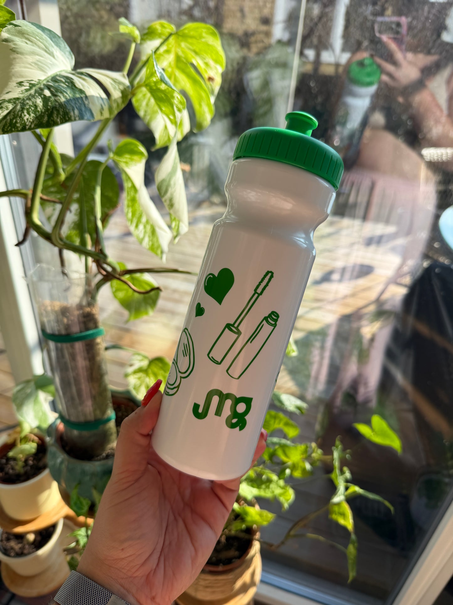 Vattenflaska med grönt tryck